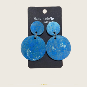 Pendientes de resina con detalles dorados