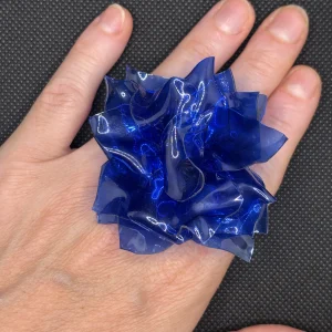 Anillo azul de plástico reciclado