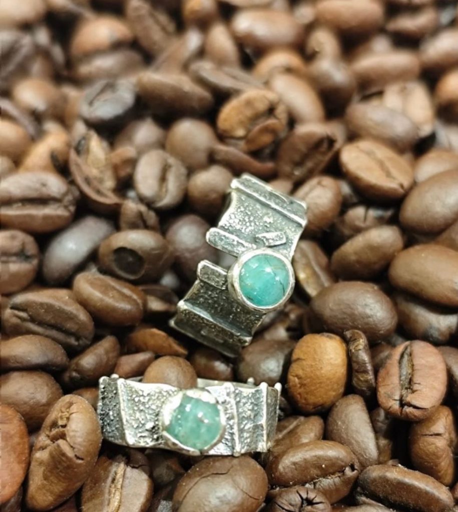 Anillos grabados sobre el banco de trabajo